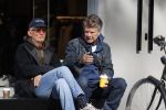 Amsterdam 24 april 2020
Boris Dittrich en zijn partner Jehoshua Rozenman srinken op straat een koffietje .