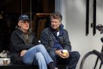 Amsterdam 24 april 2020
Boris Dittrich en zijn partner Jehoshua Rozenman srinken op straat een koffietje .