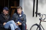 Amsterdam 24 april 2020
Boris Dittrich en zijn partner Jehoshua Rozenman srinken op straat een koffietje .