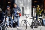 Amsterdam 24 april 2020
Boris Dittrich en zijn partner Jehoshua Rozenman srinken op straat een koffietje .
