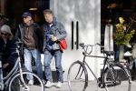 Amsterdam 24 april 2020
Boris Dittrich en zijn partner Jehoshua Rozenman srinken op straat een koffietje .