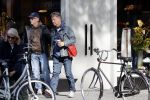 Amsterdam 24 april 2020
Boris Dittrich en zijn partner Jehoshua Rozenman srinken op straat een koffietje .