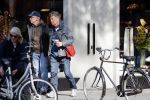 Amsterdam 24 april 2020
Boris Dittrich en zijn partner Jehoshua Rozenman srinken op straat een koffietje .