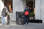 Amsterdam 24 april 2020
Boris Dittrich en zijn partner Jehoshua Rozenman srinken op straat een koffietje .