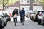 Amsterdam 24 april 2020
Boris Dittrich en zijn partner Jehoshua Rozenman srinken op straat een koffietje .