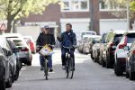 Amsterdam 24 april 2020
Boris Dittrich en zijn partner Jehoshua Rozenman srinken op straat een koffietje .