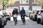 Amsterdam 24 april 2020
Boris Dittrich en zijn partner Jehoshua Rozenman srinken op straat een koffietje .