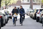 Amsterdam 24 april 2020
Boris Dittrich en zijn partner Jehoshua Rozenman srinken op straat een koffietje .