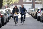 Amsterdam 24 april 2020
Boris Dittrich en zijn partner Jehoshua Rozenman srinken op straat een koffietje .