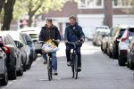 Amsterdam 24 april 2020
Boris Dittrich en zijn partner Jehoshua Rozenman srinken op straat een koffietje .