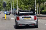Amsterdam 30 april 2020
Bridget Maasland met haar mini cooper cabrio op weg met schilderij naar haar broer
