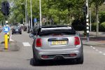 Amsterdam 30 april 2020
Bridget Maasland met haar mini cooper cabrio op weg met schilderij naar haar broer