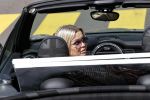 Amsterdam 30 april 2020
Bridget Maasland met haar mini cooper cabrio op weg met schilderij naar haar broer