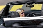 Amsterdam 30 april 2020
Bridget Maasland met haar mini cooper cabrio op weg met schilderij naar haar broer