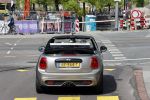 Amsterdam 30 april 2020
Bridget Maasland met haar mini cooper cabrio op weg met schilderij naar haar broer