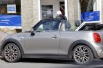 Amsterdam 30 april 2020
Bridget Maasland met haar mini cooper cabrio op weg met schilderij naar haar broer