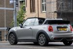 Amsterdam 30 april 2020
Bridget Maasland met haar mini cooper cabrio op weg met schilderij naar haar broer