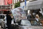 Amsterdam 30 april 2020
Bridget Maasland met haar mini cooper cabrio op weg met schilderij naar haar broer