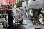 Amsterdam 30 april 2020
Bridget Maasland met haar mini cooper cabrio op weg met schilderij naar haar broer