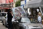 Amsterdam 30 april 2020
Bridget Maasland met haar mini cooper cabrio op weg met schilderij naar haar broer