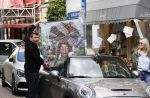 Amsterdam 30 april 2020
Bridget Maasland met haar mini cooper cabrio op weg met schilderij naar haar broer