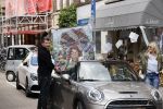 Amsterdam 30 april 2020
Bridget Maasland met haar mini cooper cabrio op weg met schilderij naar haar broer