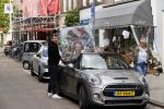Amsterdam 30 april 2020
Bridget Maasland met haar mini cooper cabrio op weg met schilderij naar haar broer
