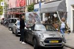Amsterdam 30 april 2020
Bridget Maasland met haar mini cooper cabrio op weg met schilderij naar haar broer