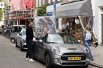 Amsterdam 30 april 2020
Bridget Maasland met haar mini cooper cabrio op weg met schilderij naar haar broer
