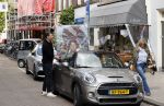 Amsterdam 30 april 2020
Bridget Maasland met haar mini cooper cabrio op weg met schilderij naar haar broer