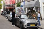 Amsterdam 30 april 2020
Bridget Maasland met haar mini cooper cabrio op weg met schilderij naar haar broer