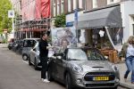 Amsterdam 30 april 2020
Bridget Maasland met haar mini cooper cabrio op weg met schilderij naar haar broer