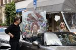 Amsterdam 30 april 2020
Bridget Maasland met haar mini cooper cabrio op weg met schilderij naar haar broer
