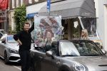 Amsterdam 30 april 2020
Bridget Maasland met haar mini cooper cabrio op weg met schilderij naar haar broer