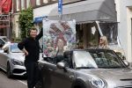 Amsterdam 30 april 2020
Bridget Maasland met haar mini cooper cabrio op weg met schilderij naar haar broer