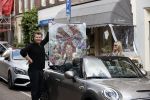 Amsterdam 30 april 2020
Bridget Maasland met haar mini cooper cabrio op weg met schilderij naar haar broer