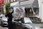 Amsterdam 30 april 2020
Bridget Maasland met haar mini cooper cabrio op weg met schilderij naar haar broer