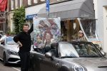 Amsterdam 30 april 2020
Bridget Maasland met haar mini cooper cabrio op weg met schilderij naar haar broer