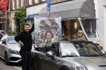 Amsterdam 30 april 2020
Bridget Maasland met haar mini cooper cabrio op weg met schilderij naar haar broer