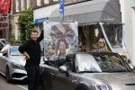 Amsterdam 30 april 2020
Bridget Maasland met haar mini cooper cabrio op weg met schilderij naar haar broer