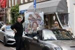 Amsterdam 30 april 2020
Bridget Maasland met haar mini cooper cabrio op weg met schilderij naar haar broer