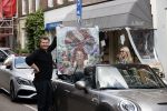 Amsterdam 30 april 2020
Bridget Maasland met haar mini cooper cabrio op weg met schilderij naar haar broer