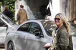 Amsterdam 30 april 2020
Bridget Maasland met haar mini cooper cabrio op weg met schilderij naar haar broer