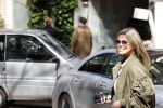Amsterdam 30 april 2020
Bridget Maasland met haar mini cooper cabrio op weg met schilderij naar haar broer