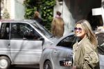 Amsterdam 30 april 2020
Bridget Maasland met haar mini cooper cabrio op weg met schilderij naar haar broer