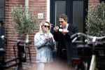 Amsterdam 1 mei 2020
Chantal Janzen en haar man Marco Geeratz eten ijsje in Amsterdam zuid.