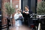 Amsterdam 1 mei 2020
Chantal Janzen en haar man Marco Geeratz eten ijsje in Amsterdam zuid.