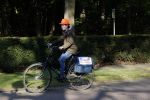 Den Haag 27 april 2020
ivm het corona virus is koningsdag in Maastricht afgelast en vieren Koning Willem Alexander Koningin Maxim en hun dochter prinses Amalia en Ariane de verjaardag van WA op paleis huis ten Bosch.. De corona krant gemaakt door jeugd wordt afgegeven bij het hek
