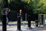 Den Haag 27 april 2020
ivm het corona virus is koningsdag in Maastricht afgelast en vieren Koning Willem Alexander Koningin Maxim en hun dochter prinses Amalia en Ariane de verjaardag van WA op paleis huis ten Bosch.. De corona krant gemaakt door jeugd wordt afgegeven bij het hek