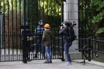 Den Haag 27 april 2020
ivm het corona virus is koningsdag in Maastricht afgelast en vieren Koning Willem Alexander Koningin Maxim en hun dochter prinses Amalia en Ariane de verjaardag van WA op paleis huis ten Bosch.. De corona krant gemaakt door jeugd wordt afgegeven bij het hek
